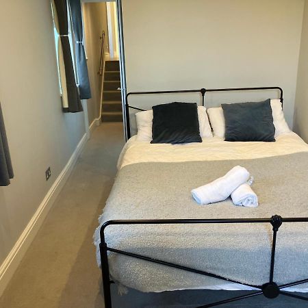 Splendid 2 Bed Flat With Private Terrace In Wimbledon - 2 The Queens Leilighet London Eksteriør bilde