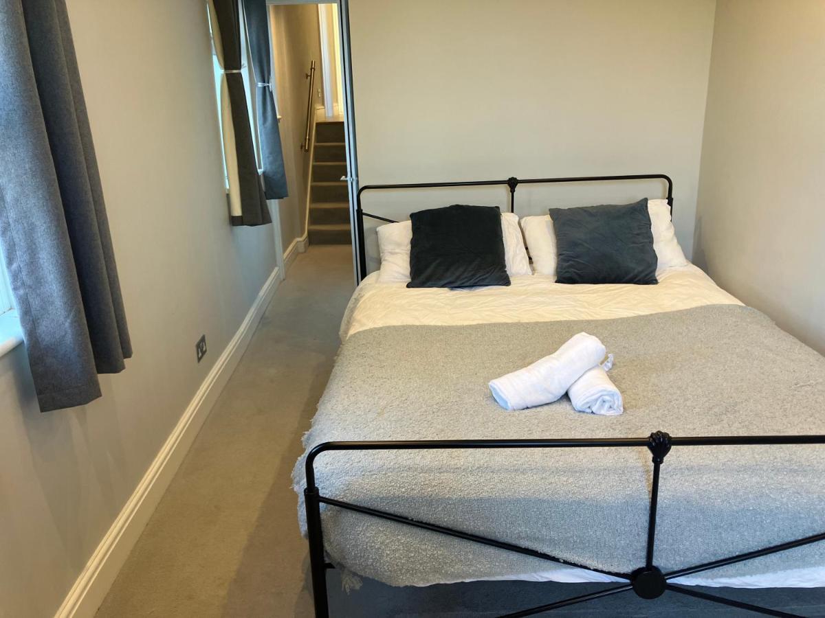 Splendid 2 Bed Flat With Private Terrace In Wimbledon - 2 The Queens Leilighet London Eksteriør bilde