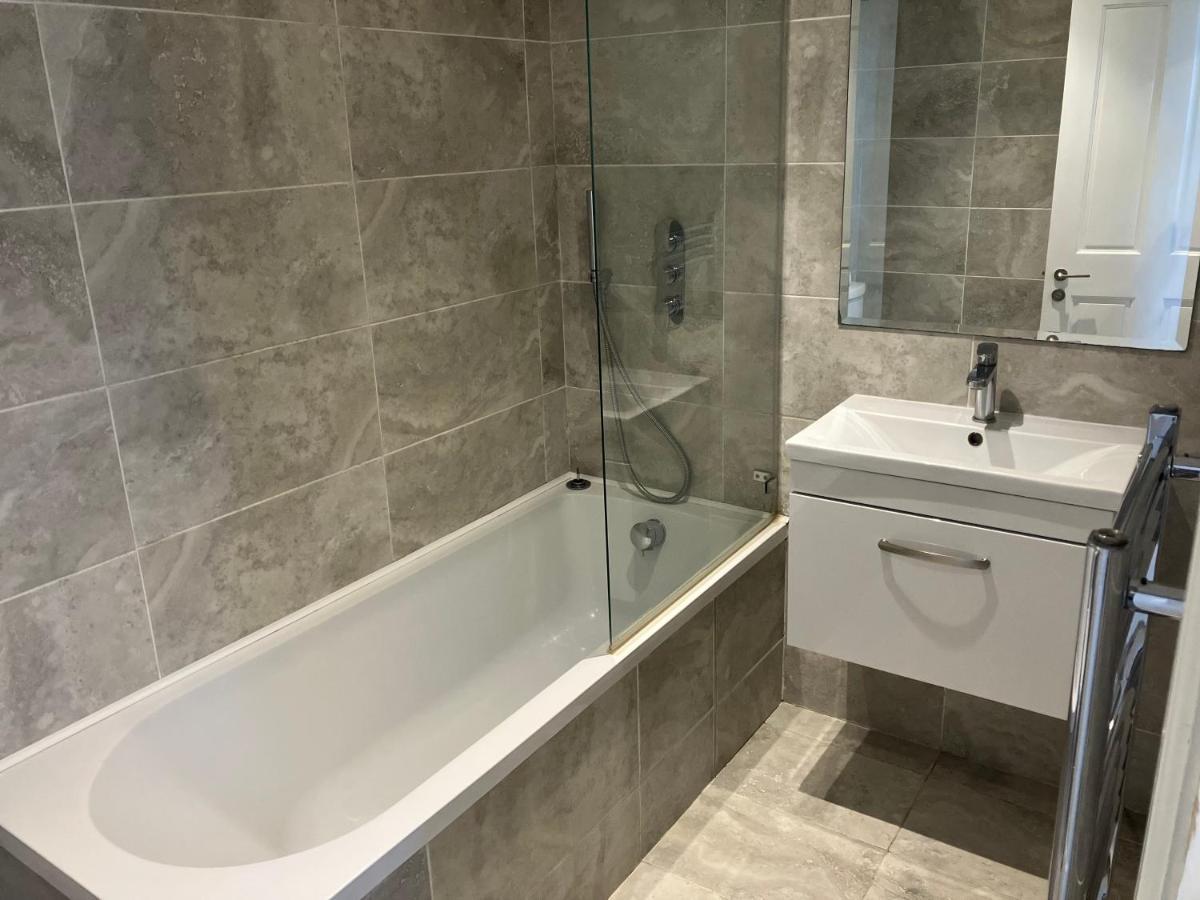 Splendid 2 Bed Flat With Private Terrace In Wimbledon - 2 The Queens Leilighet London Eksteriør bilde