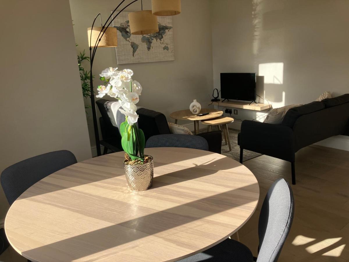 Splendid 2 Bed Flat With Private Terrace In Wimbledon - 2 The Queens Leilighet London Eksteriør bilde