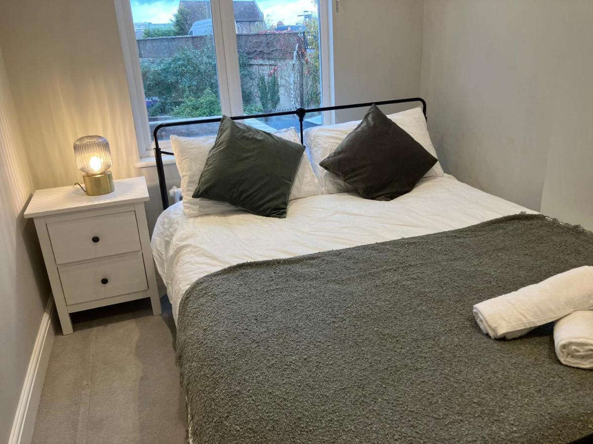 Splendid 2 Bed Flat With Private Terrace In Wimbledon - 2 The Queens Leilighet London Eksteriør bilde